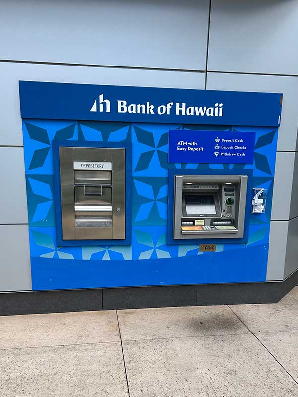 米国にてホテル最寄りの銀行ATMにて米ドル紙幣を調達しました