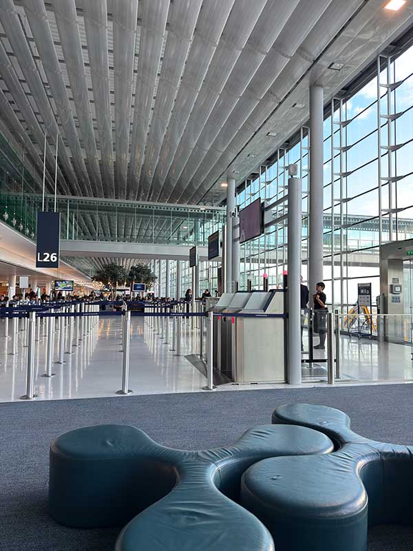 日本帰国のために仏パリCDGで乗継ぎ東京(羽田空港)に移動