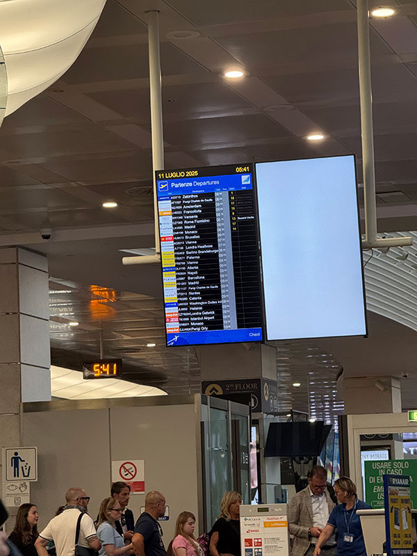 伊ベネチア移動(復路):ホテルから空港に移動してベネチアを出発しました